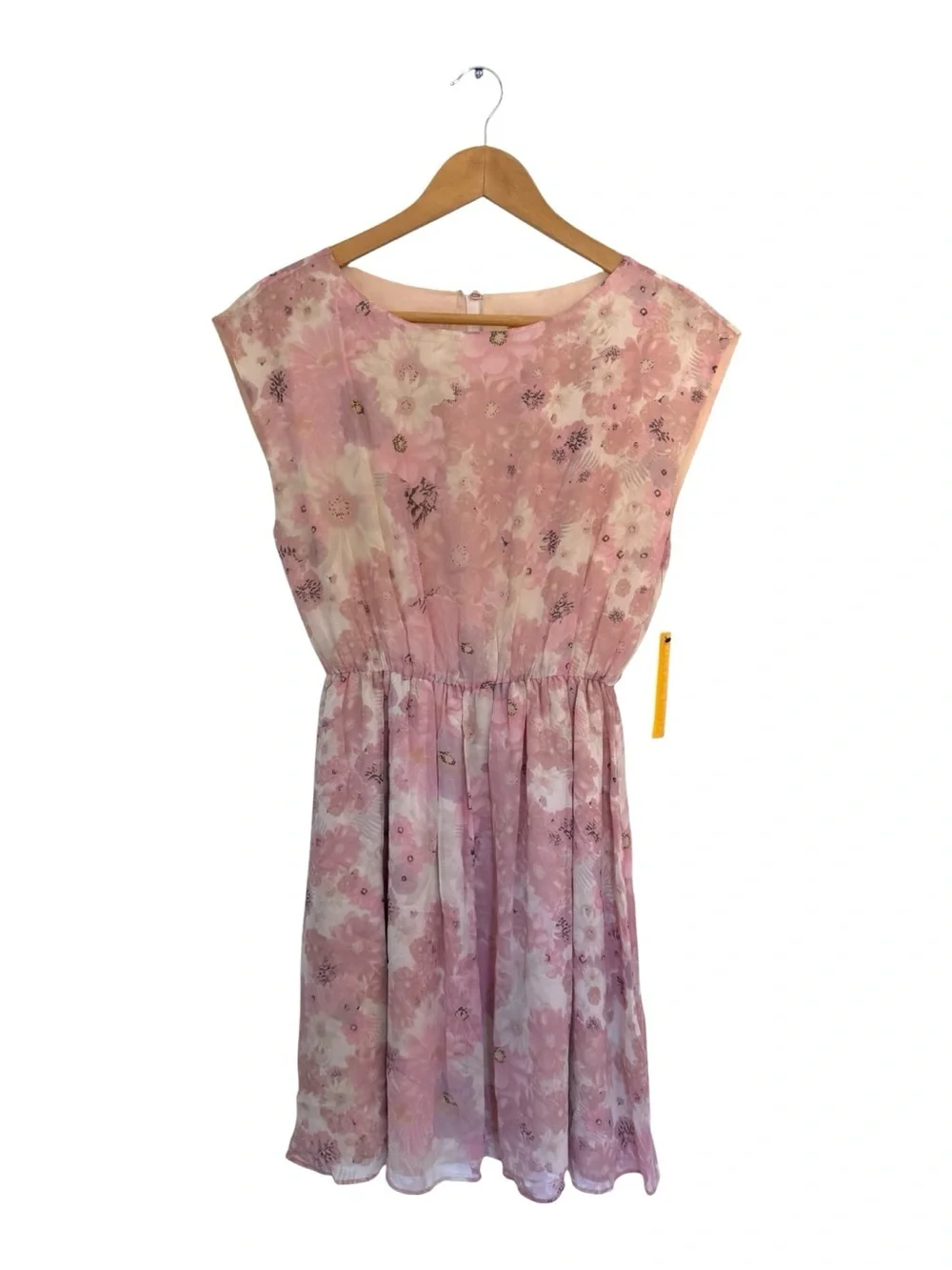 Alice + Olivia •	sleeveless crew